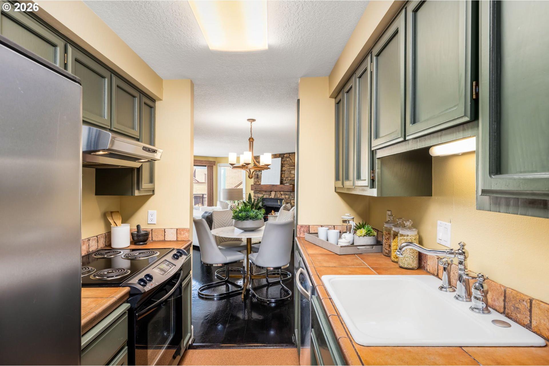 5640 South Riverside Lane, Unit 2 Portland, OR 97239 - Photo 6 of 42 Gallery Image 6