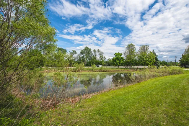 $449,000 | 11 Executive Drive, Hawthorn Woods, IL 60047