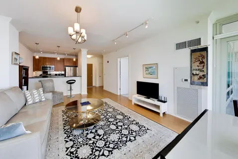 $339,000 | 1570 Elmwood Avenue, Unit 909, Evanston, IL 60201