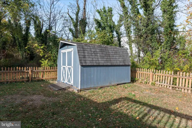 a view of a house with backyard and a garden