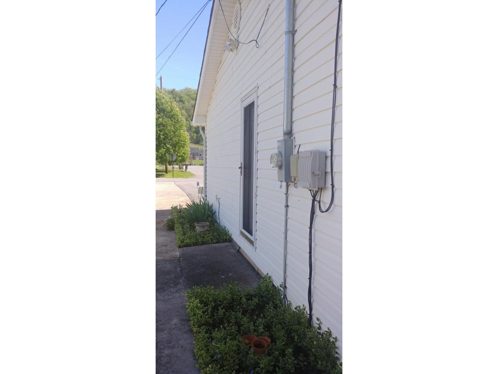 251 Price Road Elizabethton, TN 37643 - Photo 3 of 36 driveway separate entry side