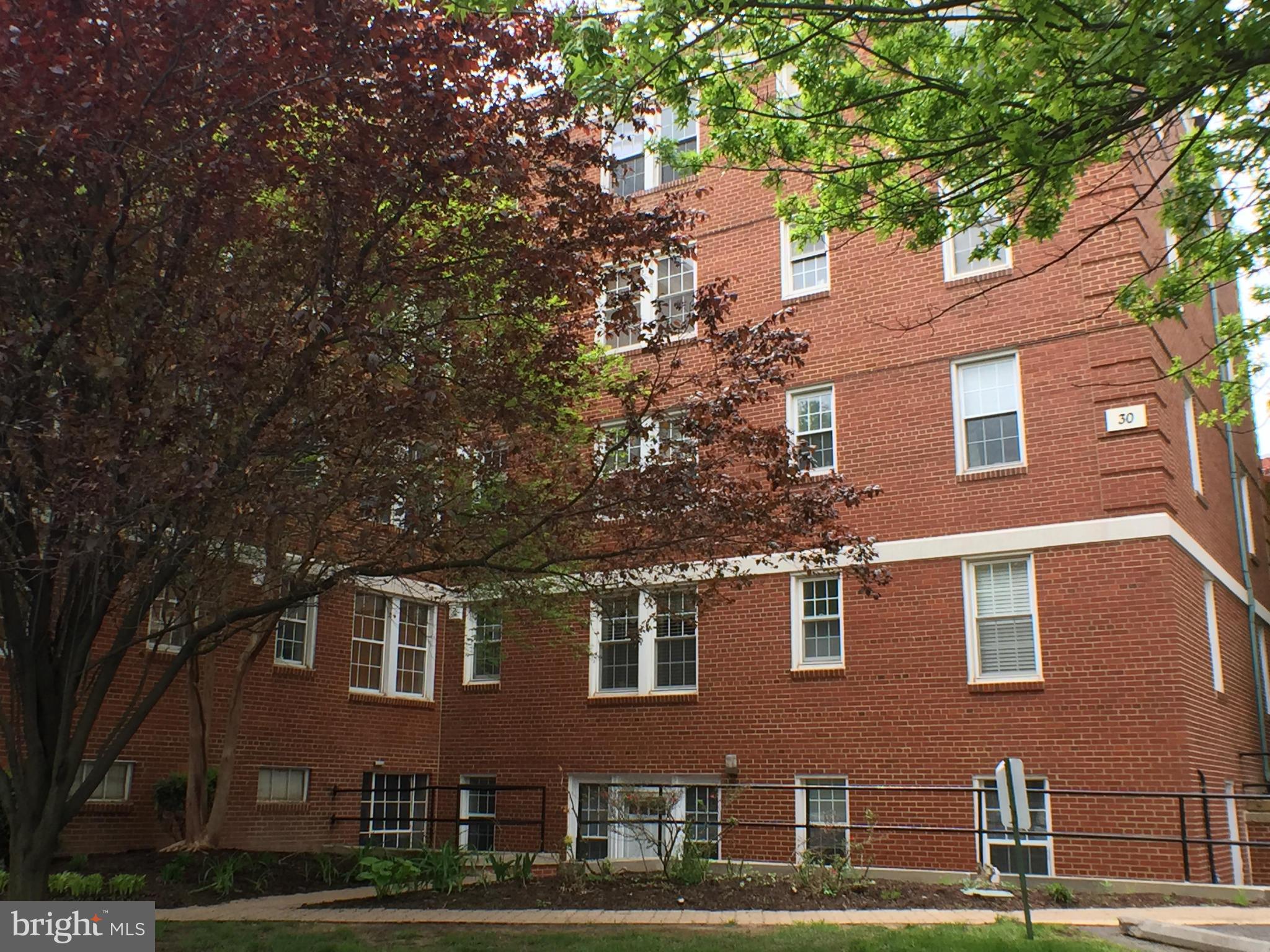 30 South Old Glebe Road, Unit 302E Arlington, VA 22204 - Photo 20 of 21 front view of a building