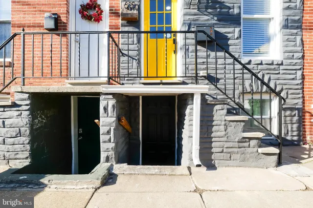 a view of entryway with a front door