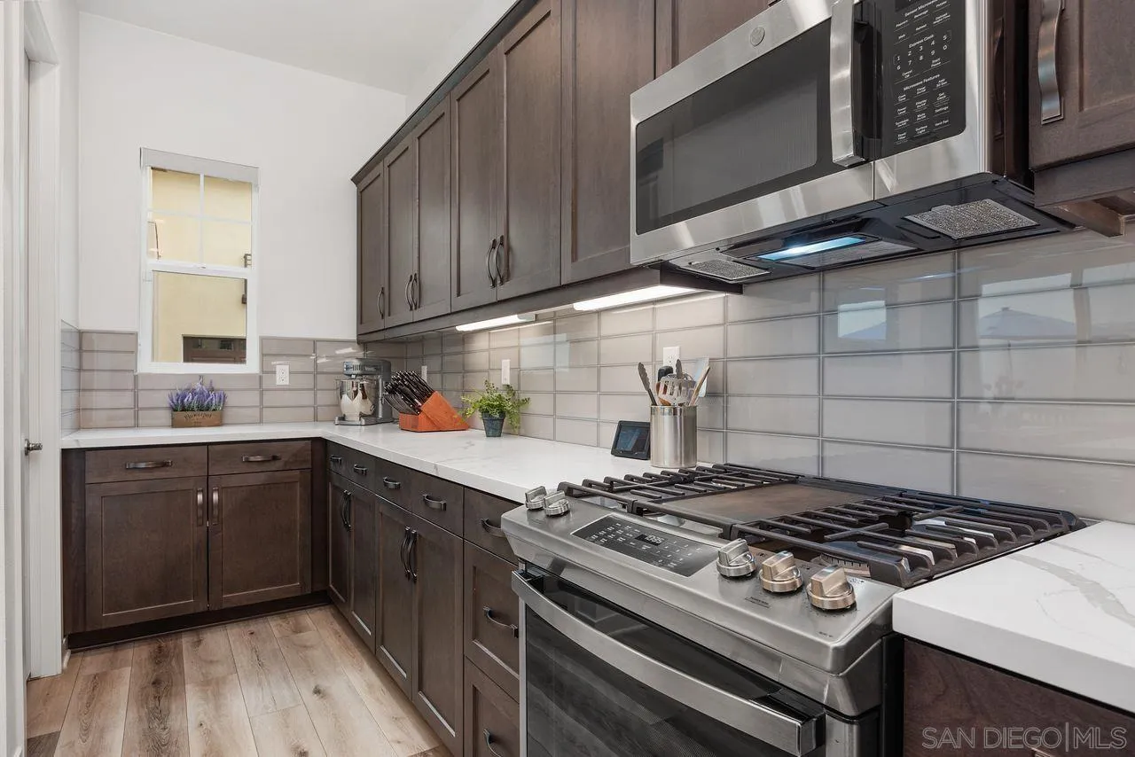 565 Townsend Way San Marcos, CA 92078 - Photo 9 of 33 a stove top oven sitting inside of a kitchen