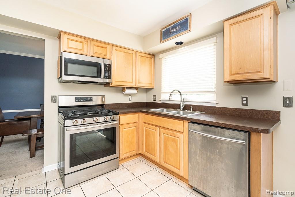 606 Whitney Drive Rochester, MI 48307 - Photo 12 of 42 606 Whitney_MLS-012.jpg