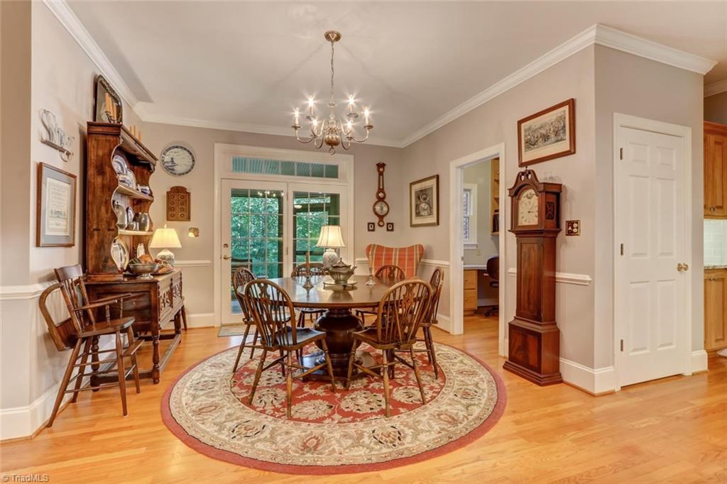 Breakfast nook and office
