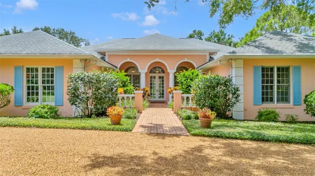 a view of a house with backyard and garden