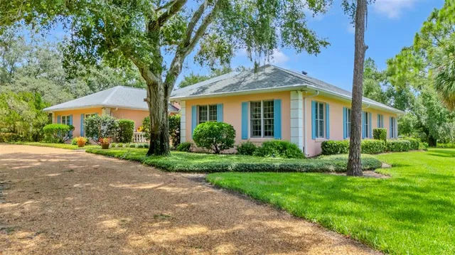 a view of a yard in front of the house