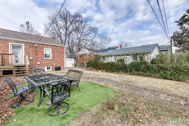 $204,900 | 7720 Weston Place, St. Louis, MO 63117