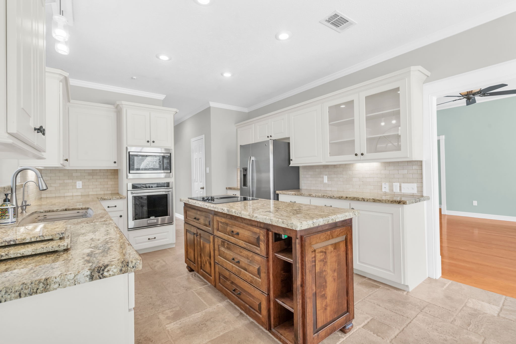 142 West Shadowpoint Circle The Woodlands, TX 77381 - Photo 13 of 50