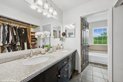 $2,450 | 627 Ascot Lane, Streamwood, IL 60107