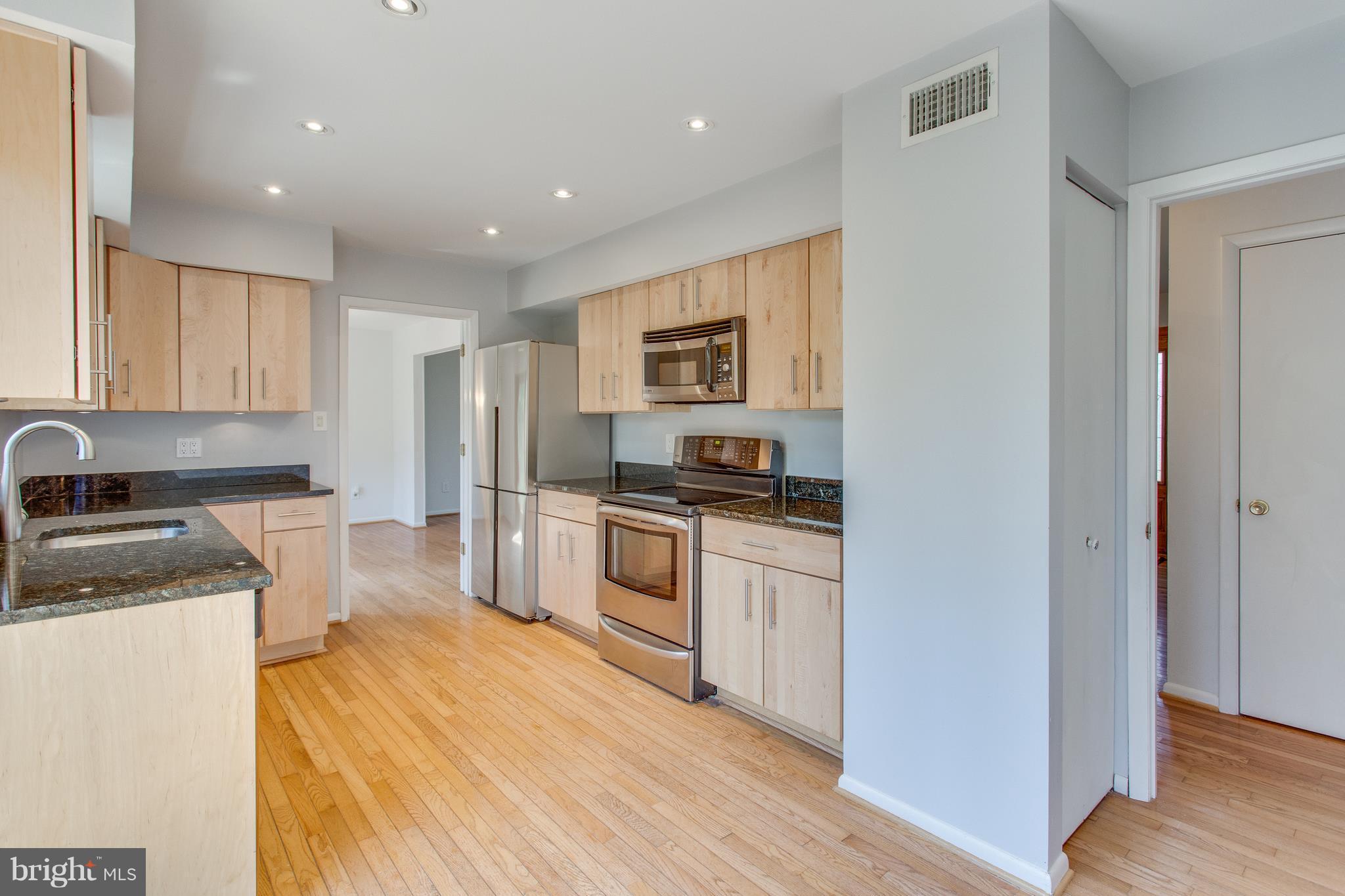 9860 Natick Road Burke, VA 22015 - Photo 8 of 30 New cabinets, counters and more, pantry too!