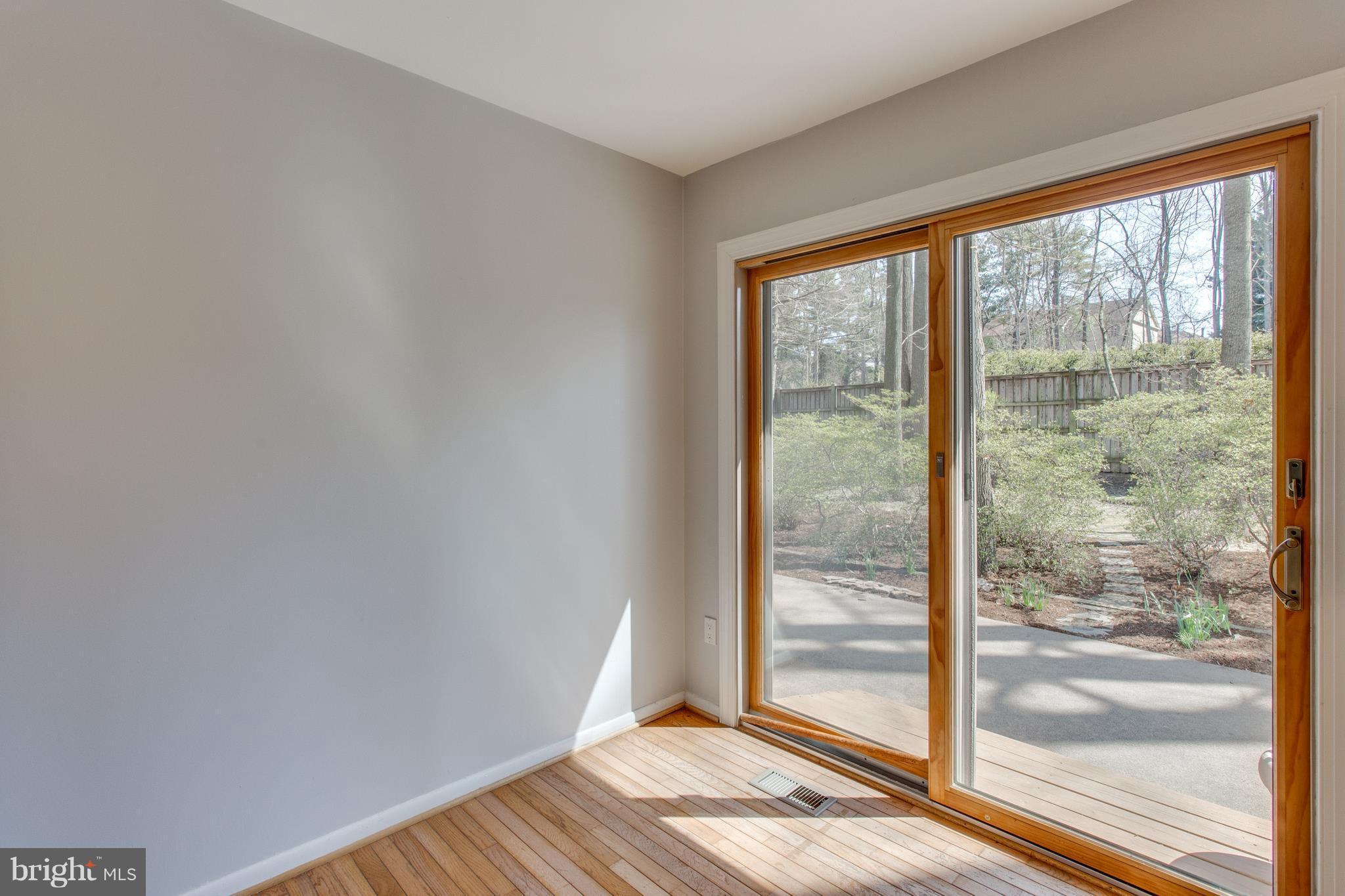 9860 Natick Road Burke, VA 22015 - Photo 10 of 30 Table Space