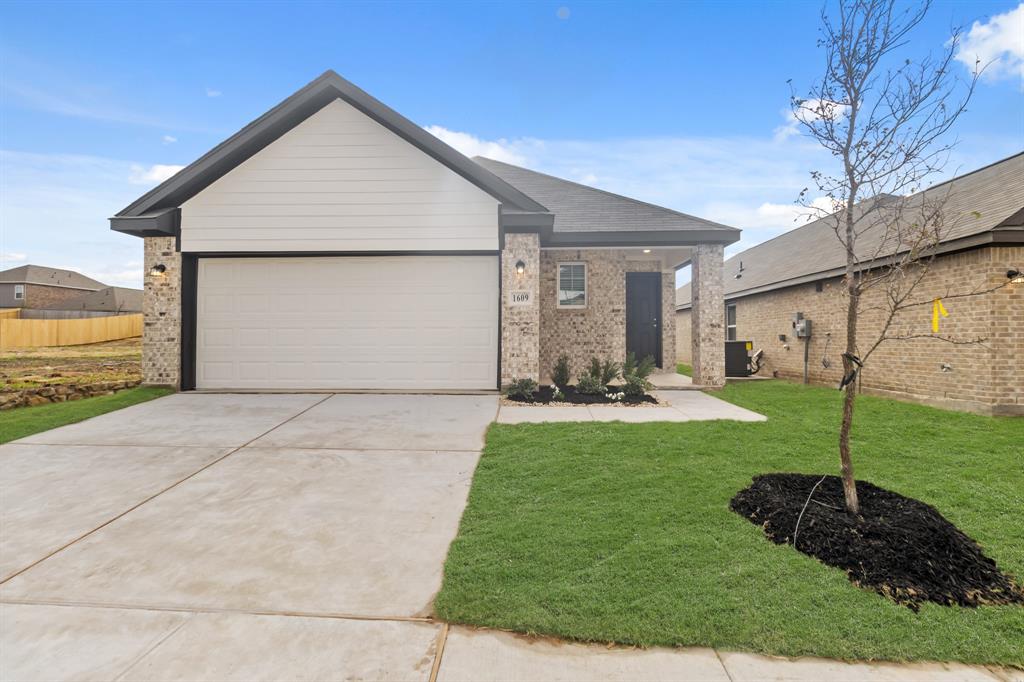 1609 Romans Road Ennis, TX 75119 - Photo 3 of 17 a front view of house with garden