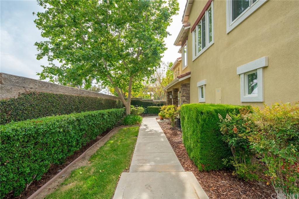 2903 Esperanza Way, Unit B Simi Valley, CA 93063 - Photo 3 of 25