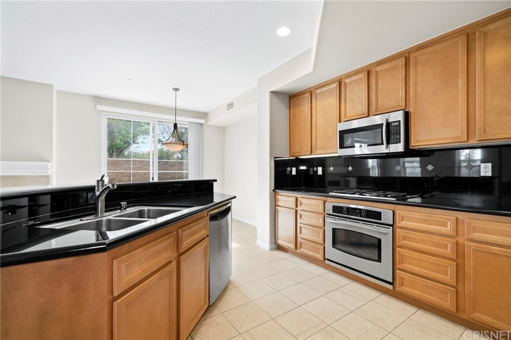 2903 Esperanza Way, Unit B Simi Valley, CA 93063 - Photo 6 of 25