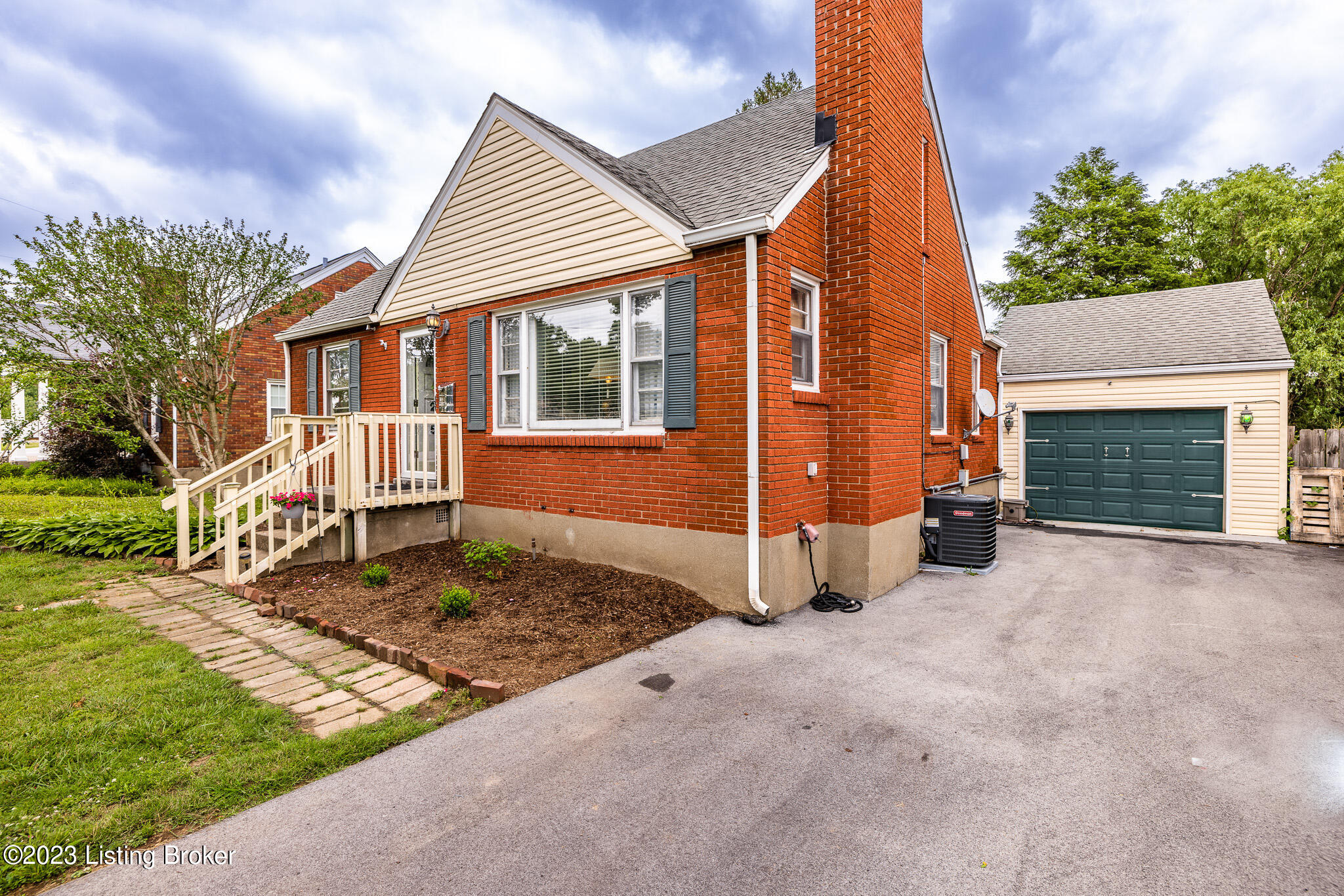 225 Ridgeway Avenue Louisville, KY 40207 - Photo 2 of 25 BO0A3881