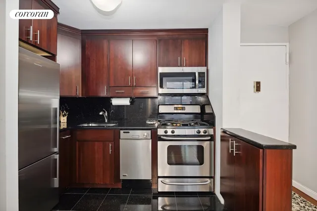 $585,000 | 353 East 72nd Street, Unit 10C | Lenox Hill