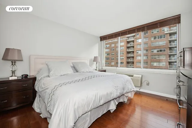 $585,000 | 353 East 72nd Street, Unit 10C | Lenox Hill