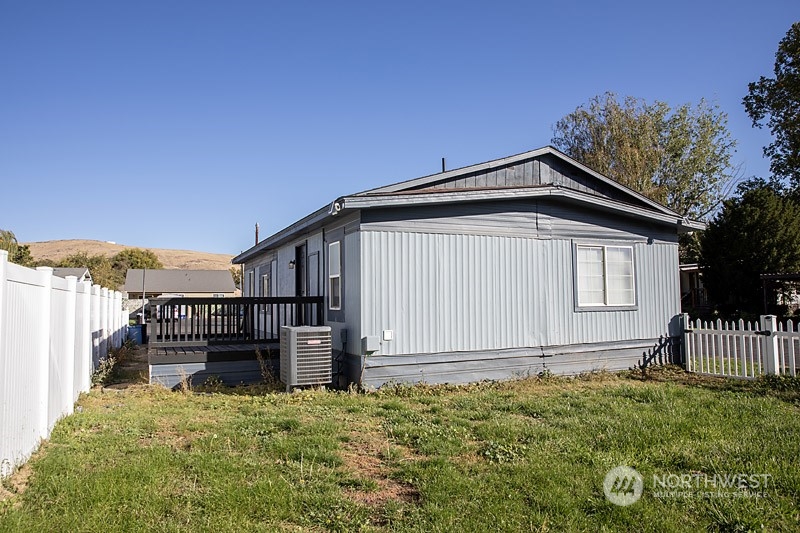 3005 Castlevale Road, Unit 31 Yakima, WA 98902 - Photo 19 of 19 a front view of a house with a yard