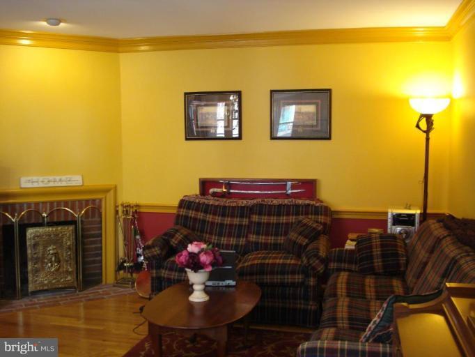 1213 Portner Road Alexandria, VA 22314 - Photo 5 of 12 Living Room