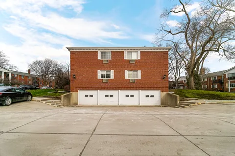 $236,000 | 101 North Lincoln Lane, Unit 2A, Arlington Heights, IL 60004