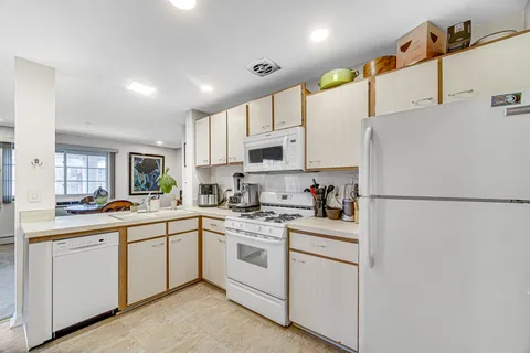 $236,000 | 101 North Lincoln Lane, Unit 2A, Arlington Heights, IL 60004