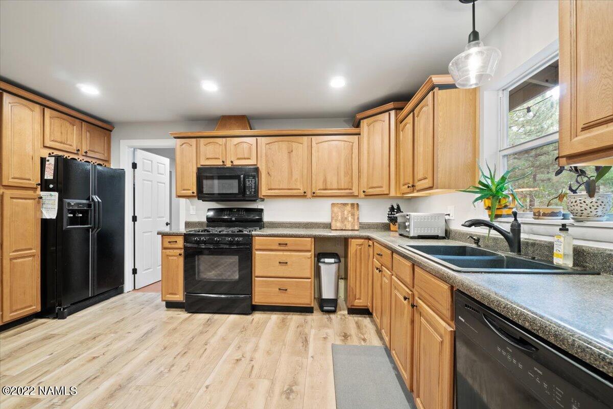 3920 North Paradise Road Flagstaff, AZ 86004 - Photo 25 of 69 32-Kitchen