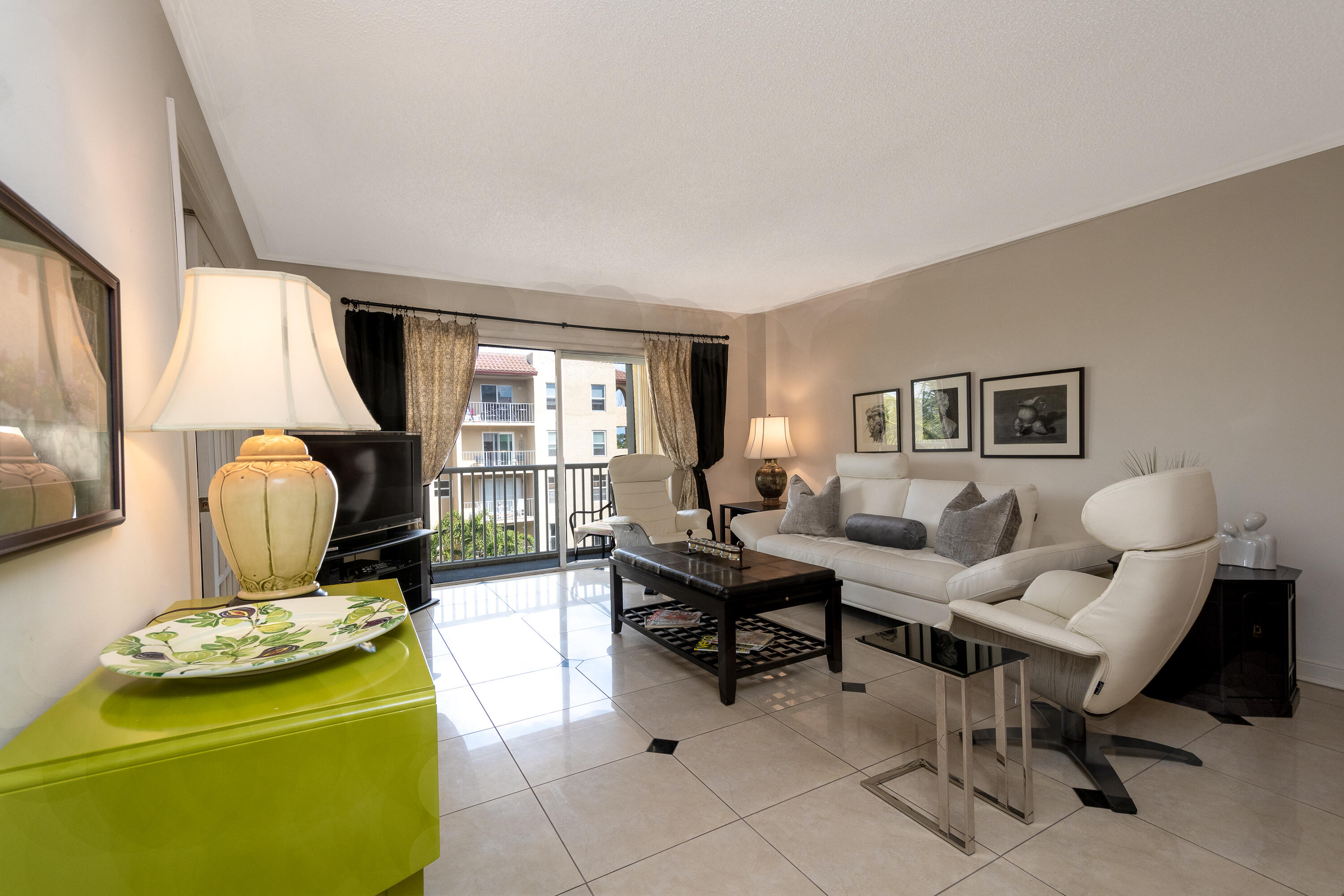 951 De Soto Road, Unit 427 Boca Raton, FL 33432 - Photo 3 of 44 a living room with furniture and a window
