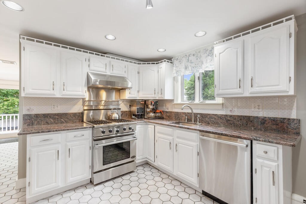 85 Lawrence Road Medford, MA 02155 - Photo 13 of 33