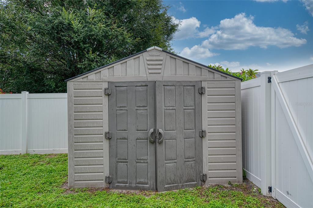 1330 Georgetowne Circle Sarasota, FL 34232 - Photo 39 of 46 a backyard of a house