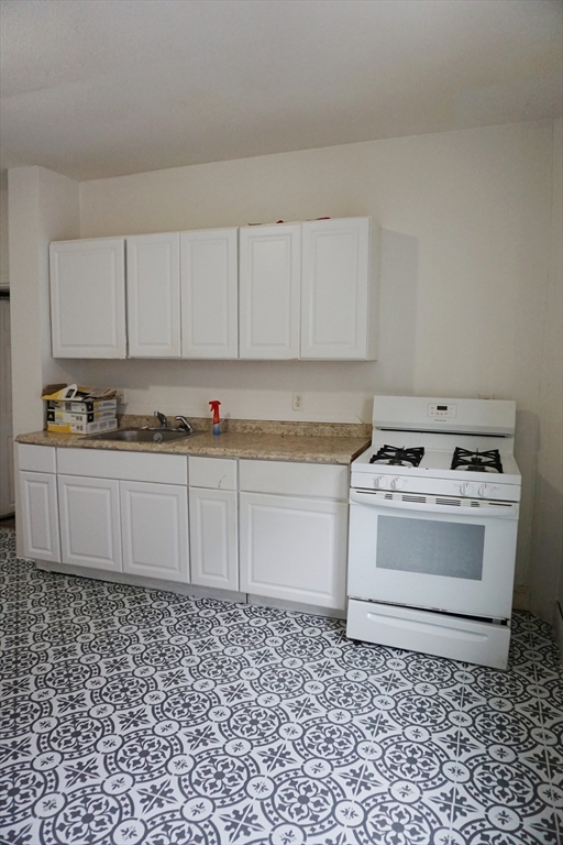 27 Shaw Street Lowell, MA 01851 - Photo 7 of 27