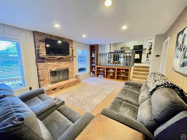 $289,900 | 759 Southwest Prairie Court, Topeka, KS 66606