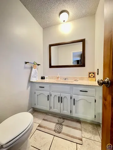 $289,900 | 759 Southwest Prairie Court, Topeka, KS 66606