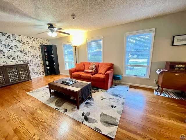 $289,900 | 759 Southwest Prairie Court, Topeka, KS 66606