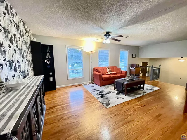 $289,900 | 759 Southwest Prairie Court, Topeka, KS 66606