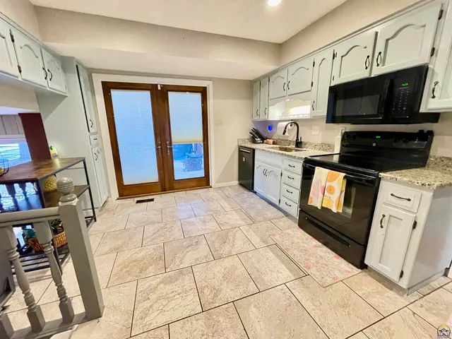 $289,900 | 759 Southwest Prairie Court, Topeka, KS 66606