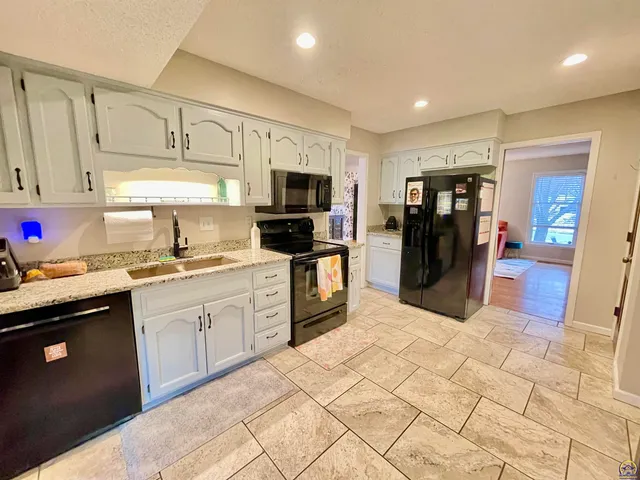 $289,900 | 759 Southwest Prairie Court, Topeka, KS 66606