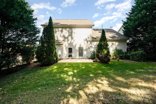 a view of a house with backyard