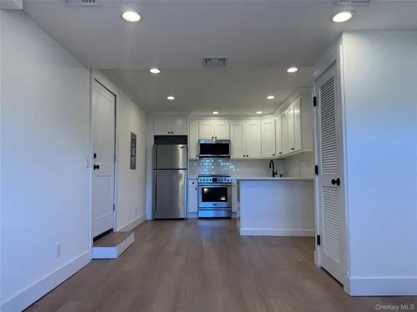 $2,700 | 126 East Main Street, Unit B, Port Jefferson, NY 11777
