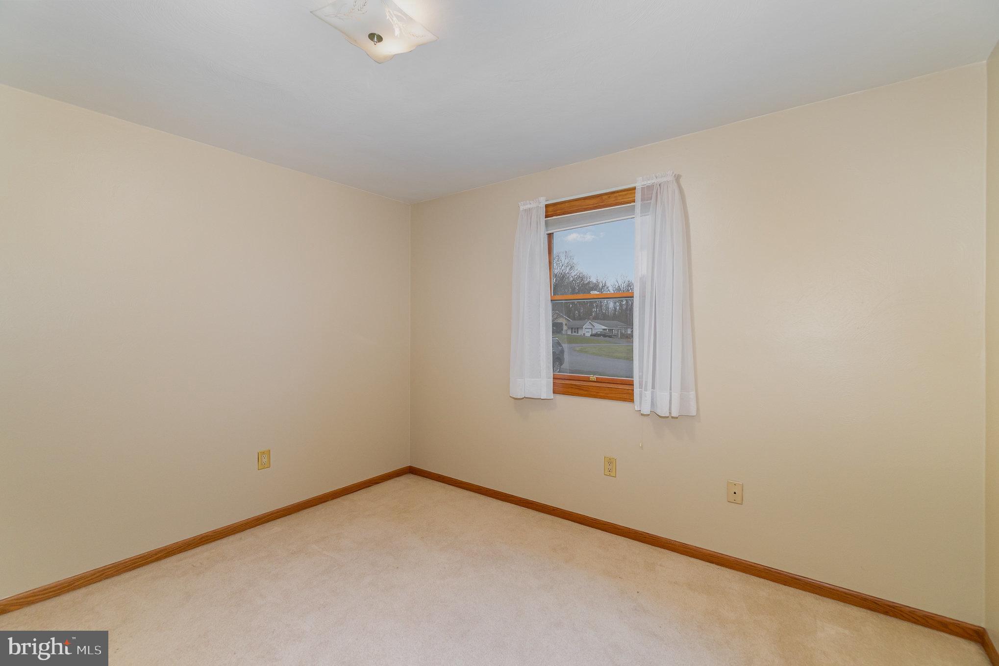 1528 Linden Road Chambersburg, PA 17202 - Photo 12 of 29 Gallery Image 12