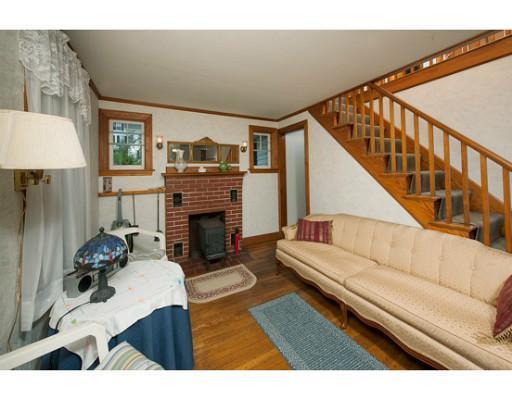 98 Cape Neddick Road York, ME 03909 - Photo 5 of 18 Living Room.