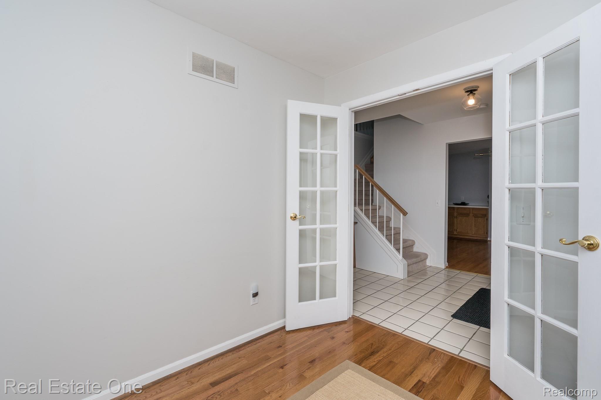 3151 Primrose Drive Rochester, MI 48307 - Photo 5 of 48 3151 Primrose MLS-W002.jpg