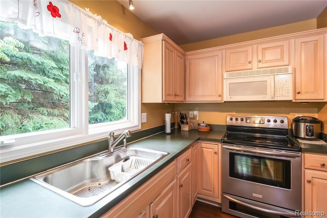 522 Bloomer Ridge Drive Rochester, MI 48307 - Photo 11 of 38 012-Kitchen-4553176-medium.jpg