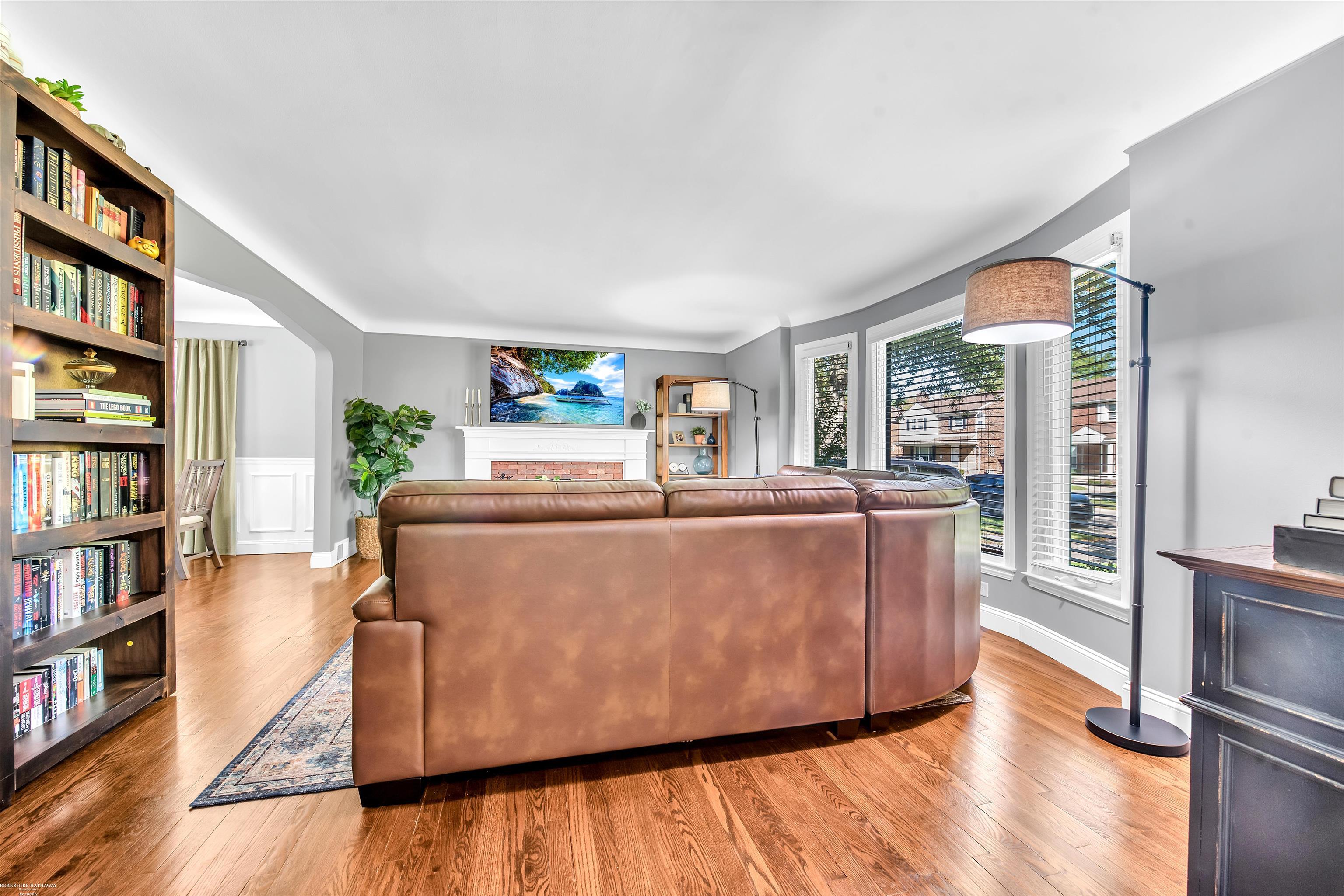 1725 Newcastle Road Grosse Pointe Woods, MI 48236 - Photo 4 of 37