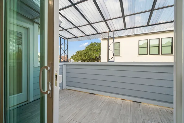 a view of entryway with a bathtub and chandelier