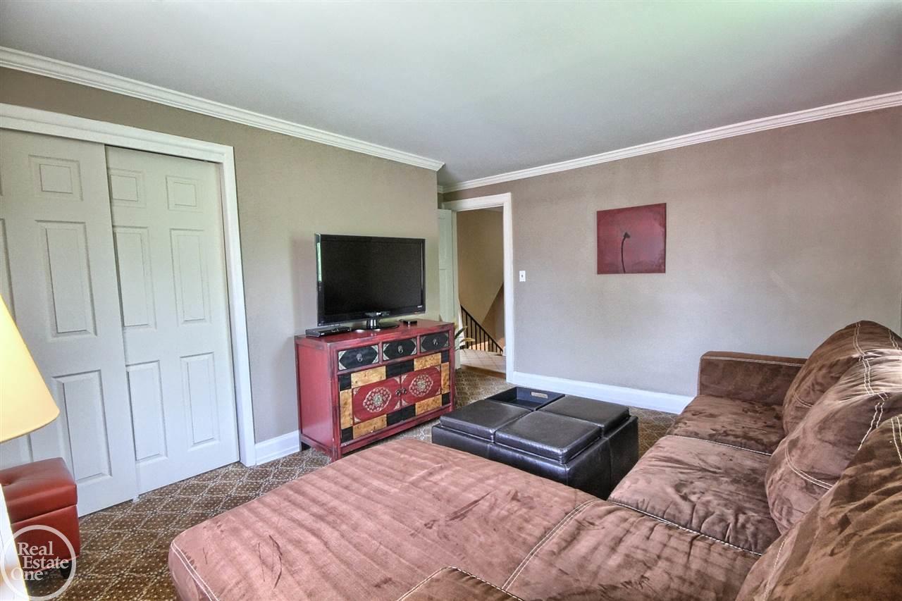 1045 Harvard Road Grosse Pointe, MI 48230 - Photo 19 of 29 31246253-18.JPG