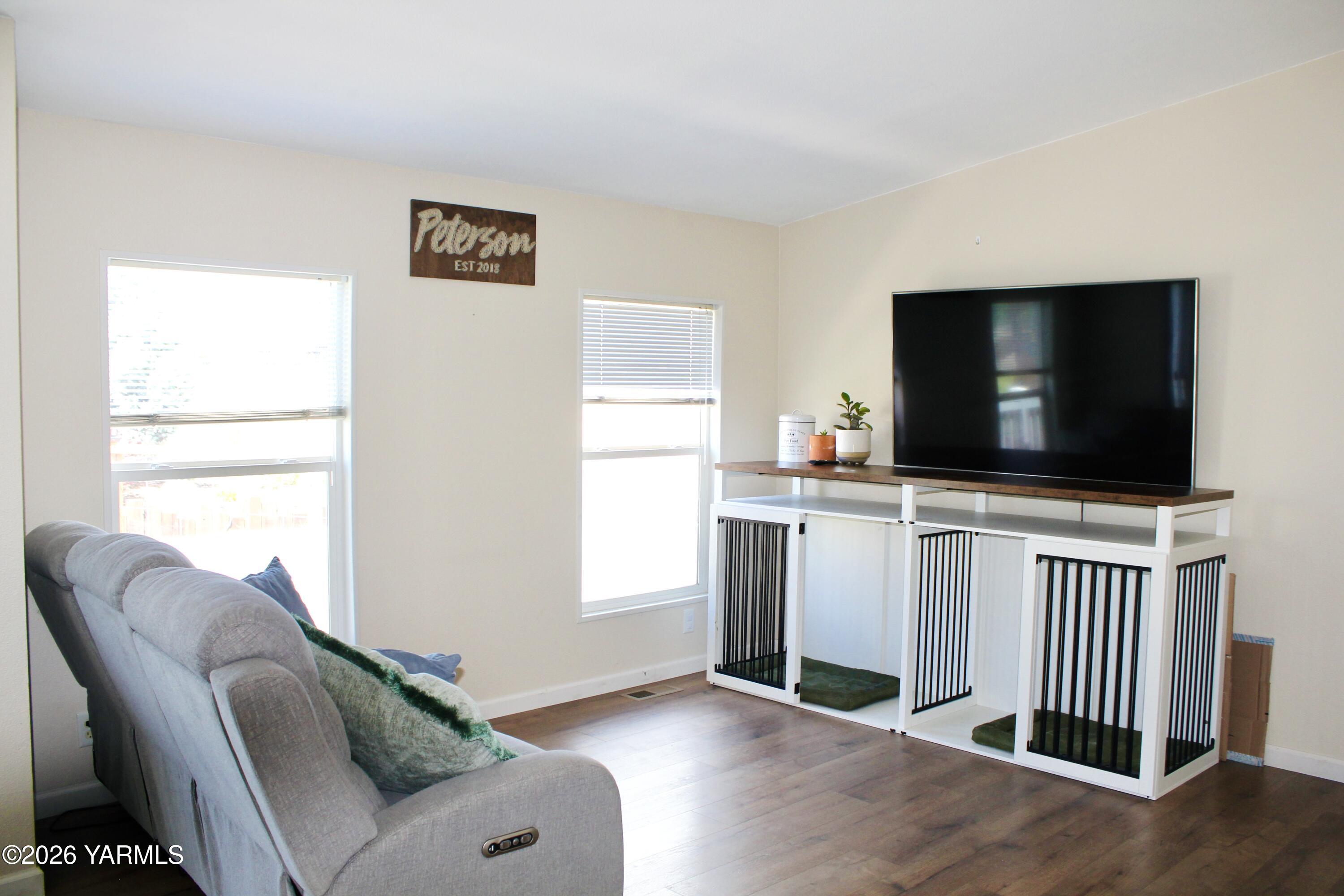 1101 Gore Road Selah, WA 98942 - Photo 9 of 42 Front livingroom