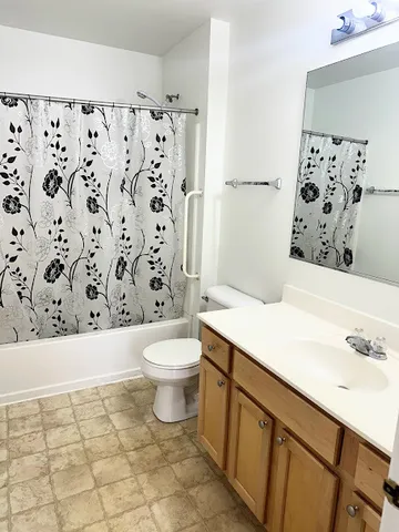 $2,000 | 138 Bertram Drive, Unit M, Yorkville, IL 60560