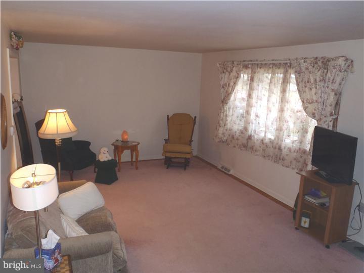 1018 Howard Road Warminster, PA 18974 - Photo 3 of 25 Living Room